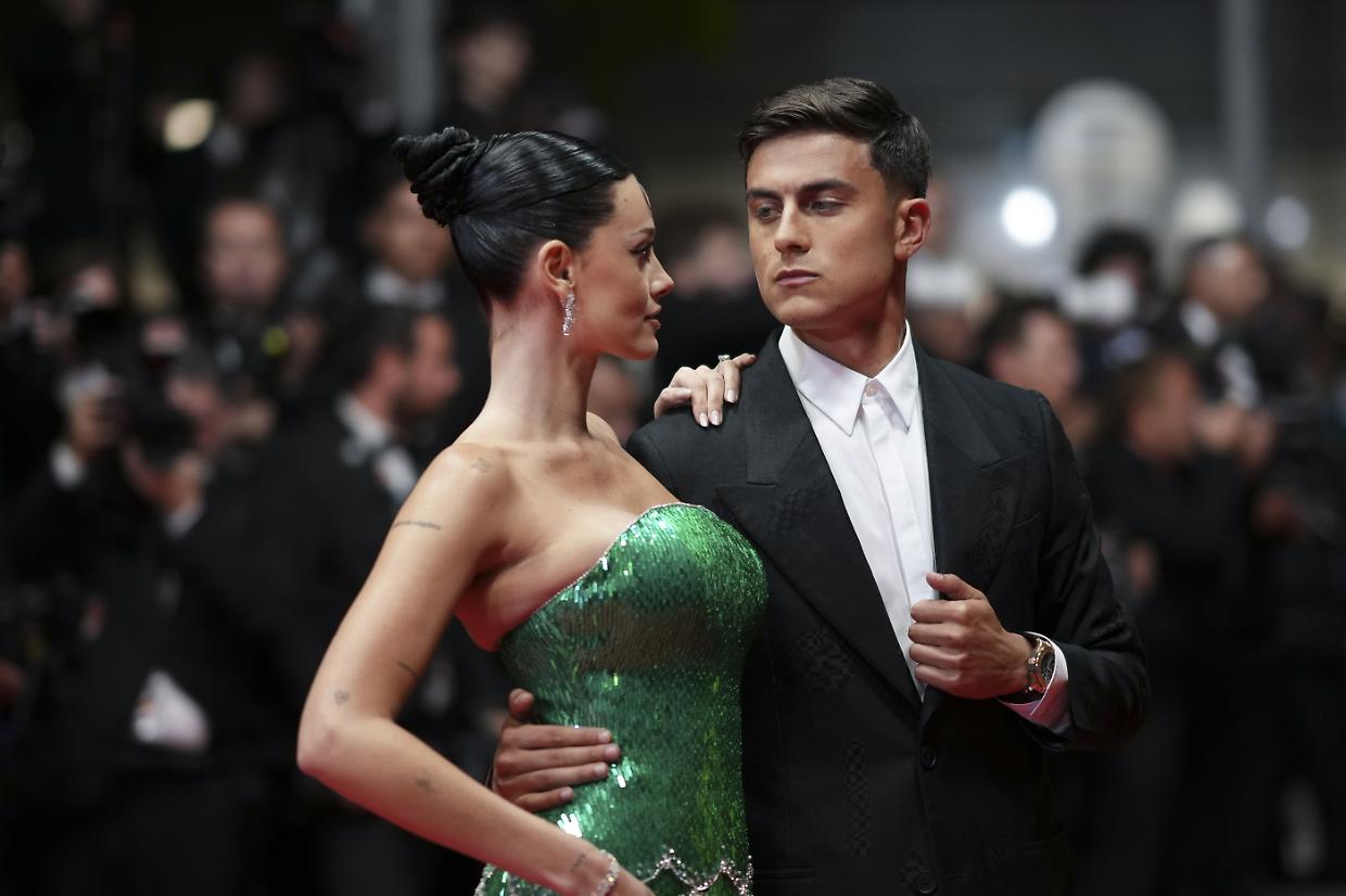 Oriana Sabatini sorprende Paulo Dybala: 207 motivi per cui lo ama, un anno dopo il sì