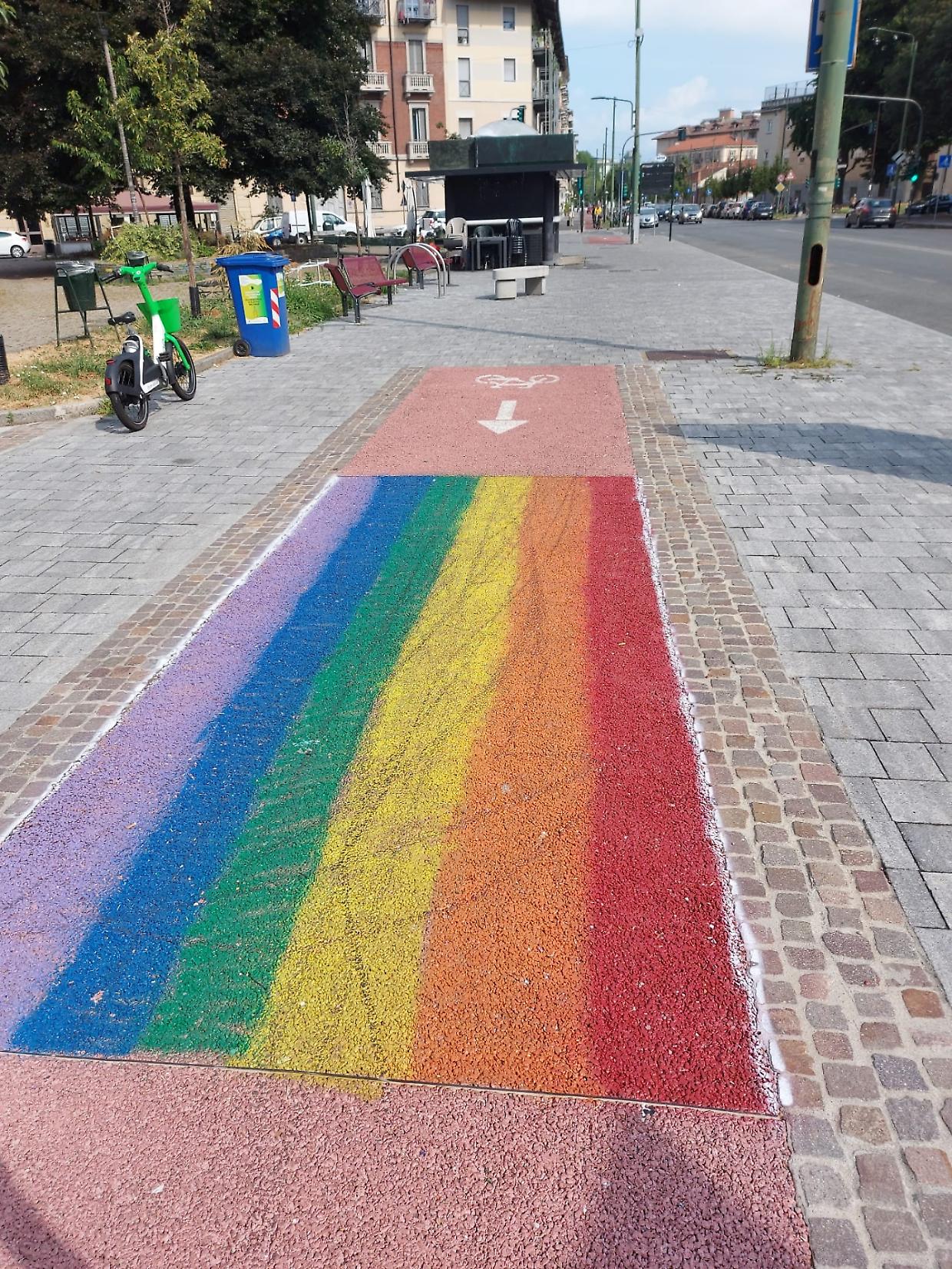 Ciclabile arcobaleno: una nuova protesta?