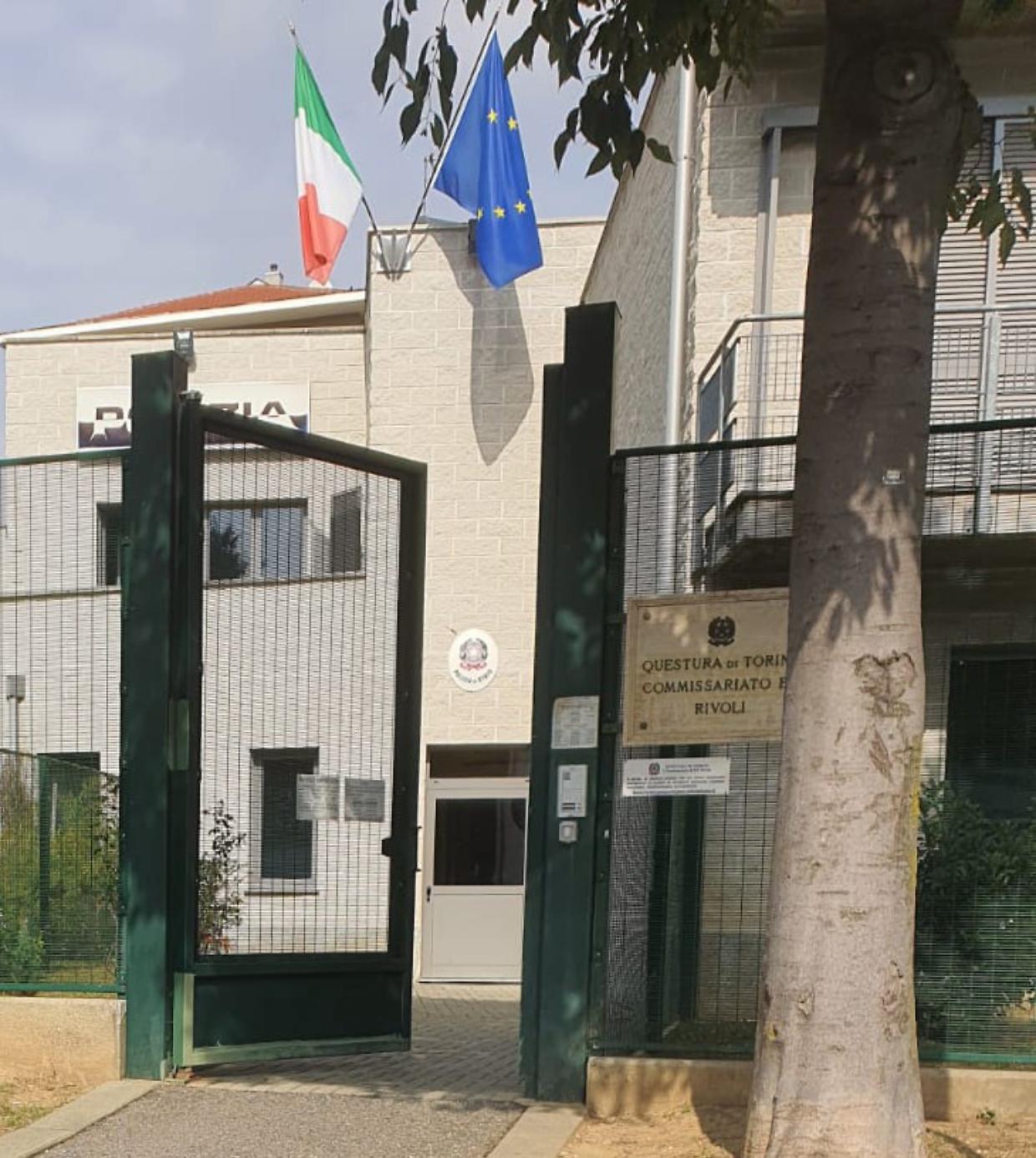 Rubano pedane e tentano la fuga: due arresti a Rivoli