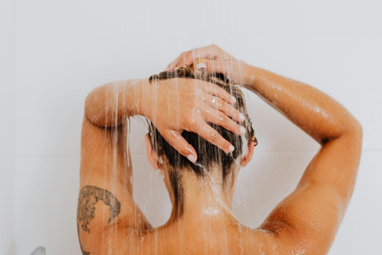 Lavare i capelli ogni giorno fa davvero male?