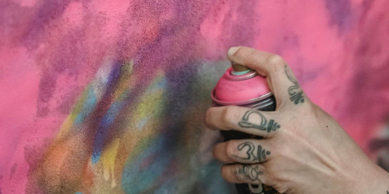 Torino, vandali contro la chiesa di Sant’Anna: scritte spray sulle porte in legno