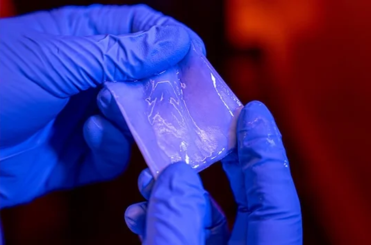 I ricercatori hanno addestrato i batteri per creare un materiale che sfida la plastica