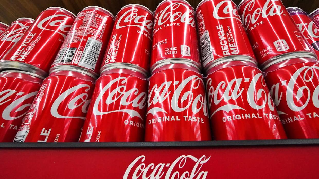 Ecco la nuova Coca-Cola “diet” voluta da Trump: meno mais, più zucchero (e più polemiche)