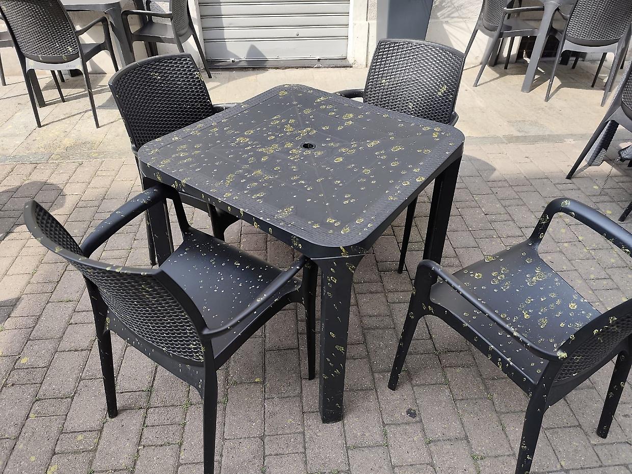 A Settimo i ragazzini imbrattano il bar di vernice gialla, l'ennesimo scherzo non tanto gradito dai proprietari del locale