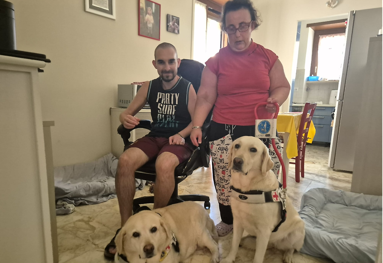 Fabio Ignelzi e Antonella Esposito con i loro cani labrador, Sonic e Soraya