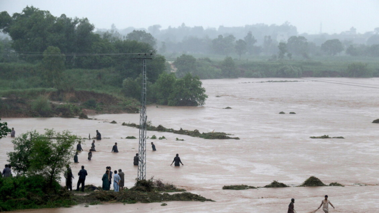 Pakistan in ginocchio per il monsone: oltre 220 morti in meno di un mese