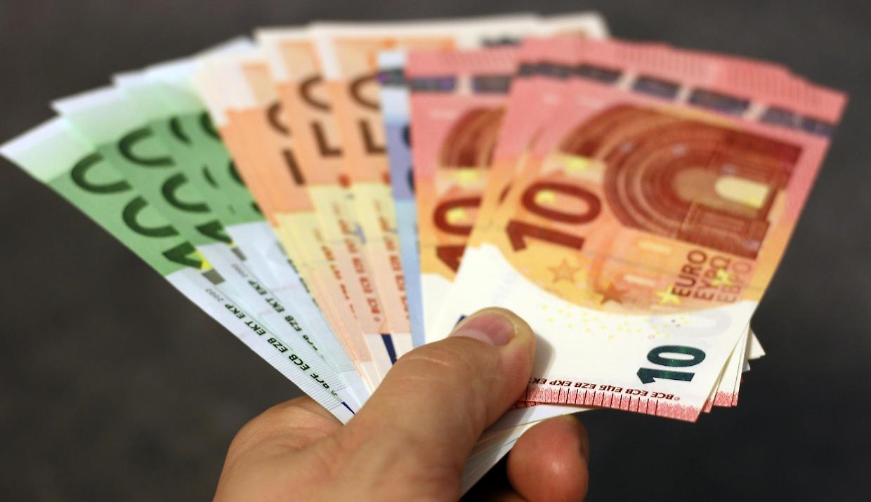 Quanti soldi si possono portare in aereo? Tutte le regole da conoscere per evitare multe e sequestri