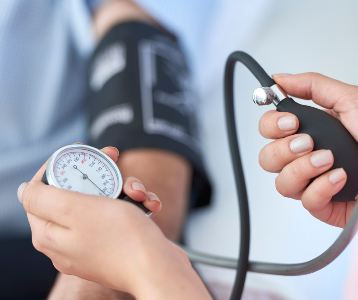 Pressione bassa e battiti accelerati? Ecco cosa consigliano gli esperti per il caldo estivo