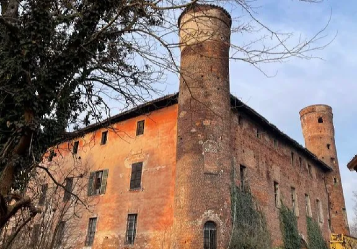 La sua storia millenaria e silenziosa, fra le rovine di Torino, il Castello del Drosso ormai abbandonato è rimasto fermo nel medioevo