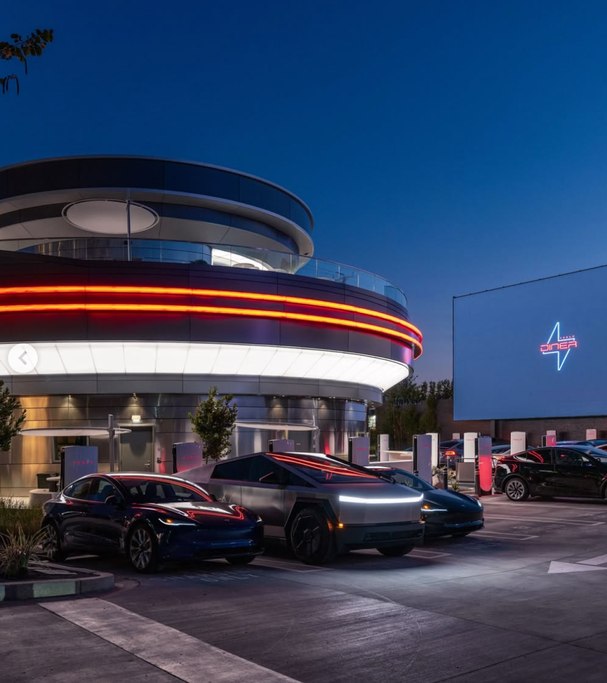 Musk reinventa l’America on the road: inaugurato il primo Tesla Diner