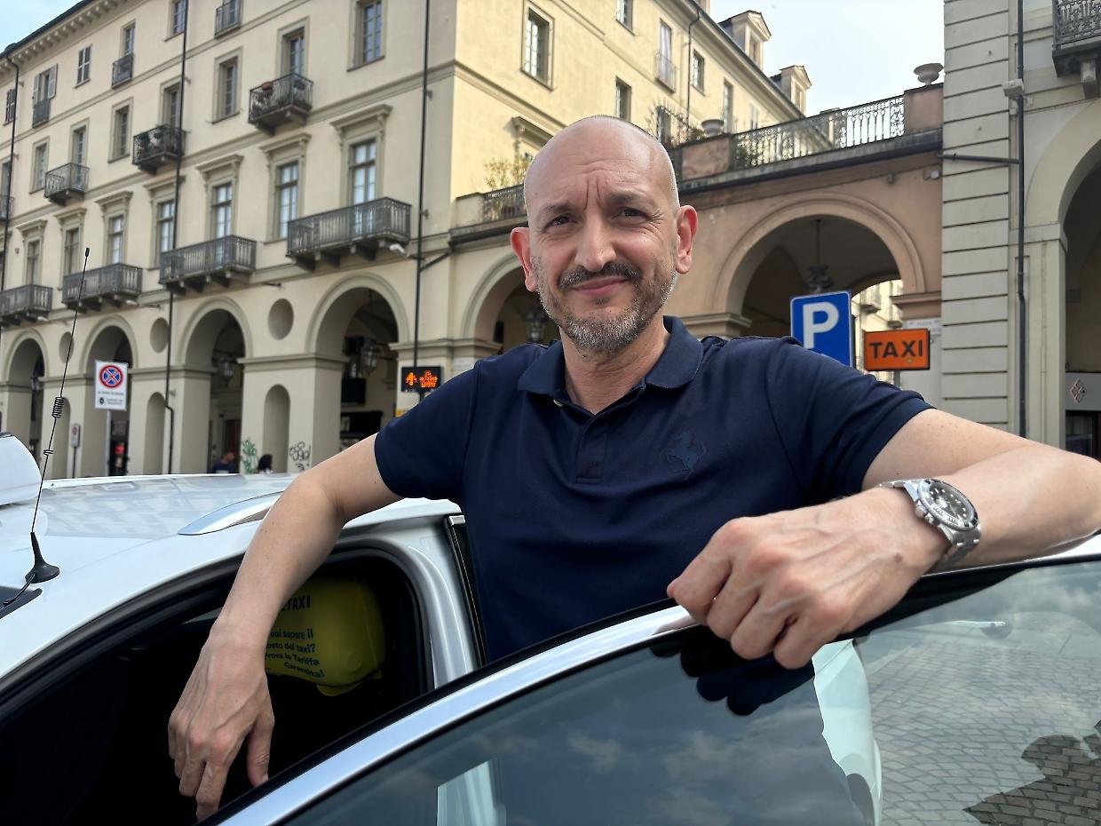 «E quando è salito mi dava del lei». E' caccia al rapinatore dei tassisti