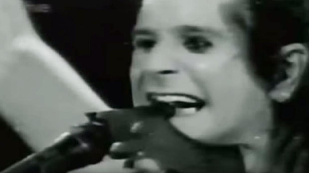 Ozzy Osburne, il principe delle tenebre e i suoi gesti pazzi, dal mordere la testa di un pipistrello a tatuarsi da solo il proprio nome