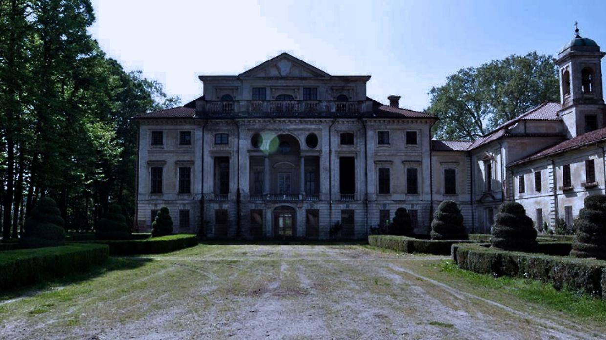 Dimenticata tra le sterpaglie sempre più alte, Villa Carpeneto continua a mostrare la sua bellezza (spettrale) a La Loggia