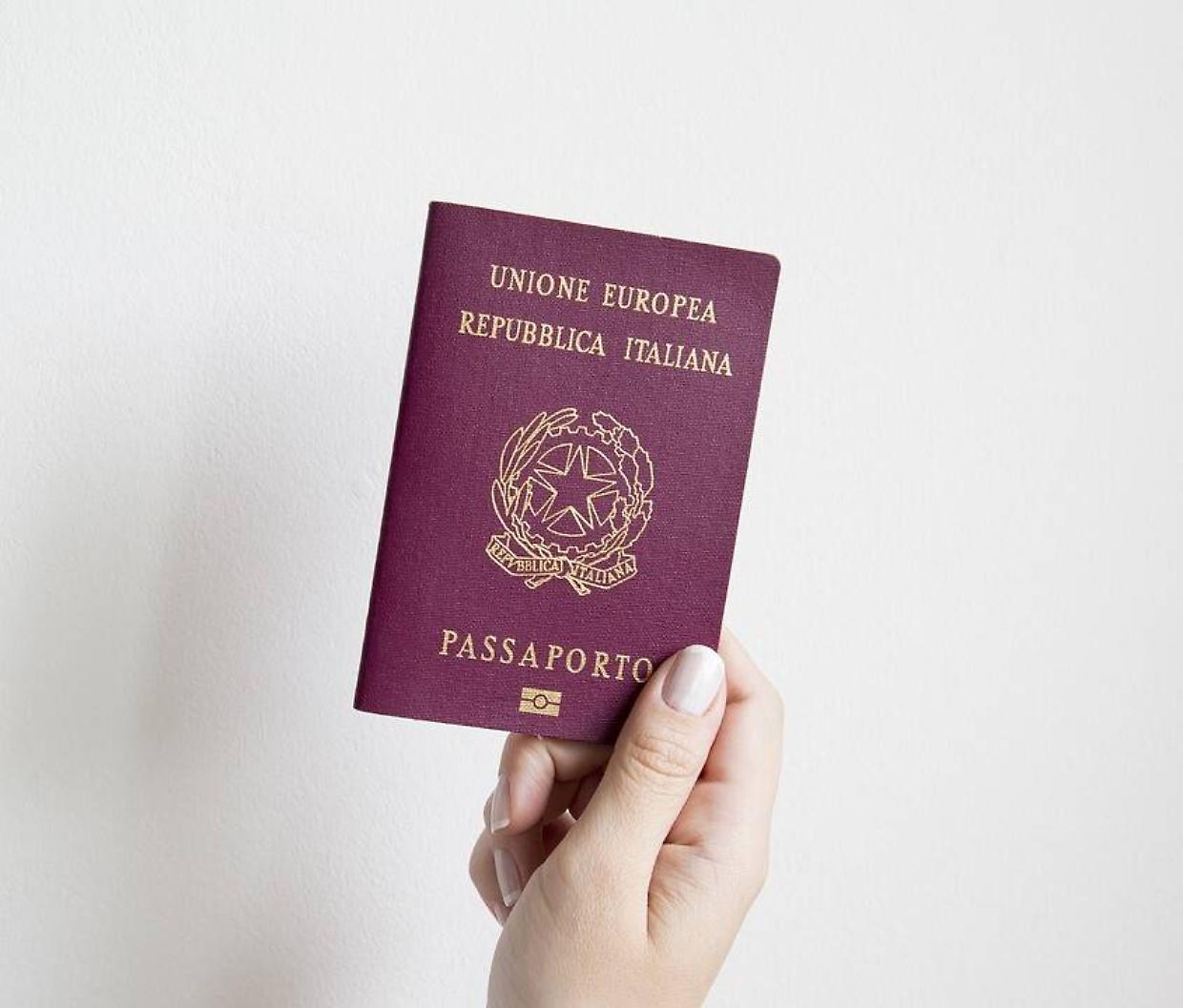 I passaporti più forti: Italia seconda, in testa Singapore
