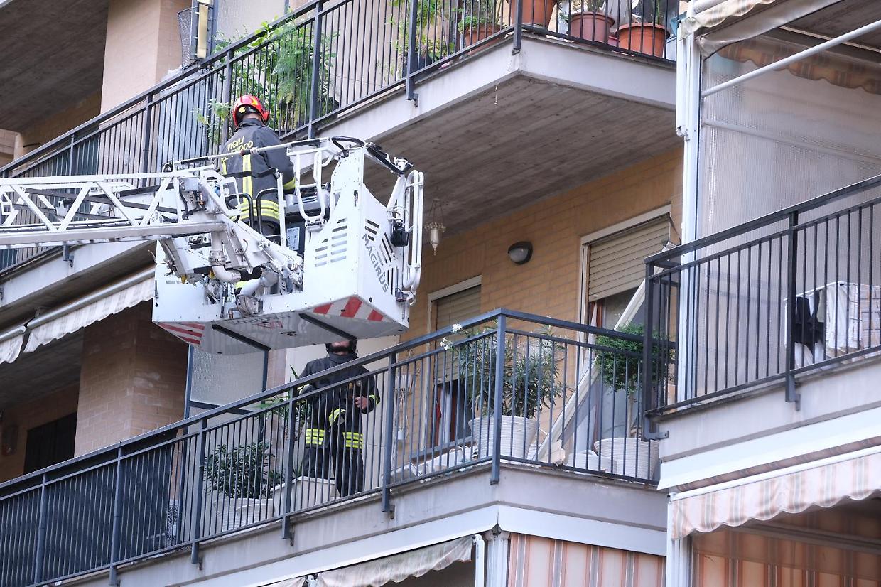 L'intervento dei pompieri a Collegno dopo l'esplosione 