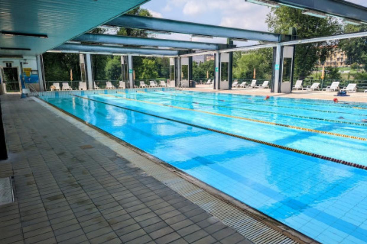 Torino, la Piscina Lido prolunga i suoi orari estivi per compensare il caldo, da adesso aperta anche al mattino