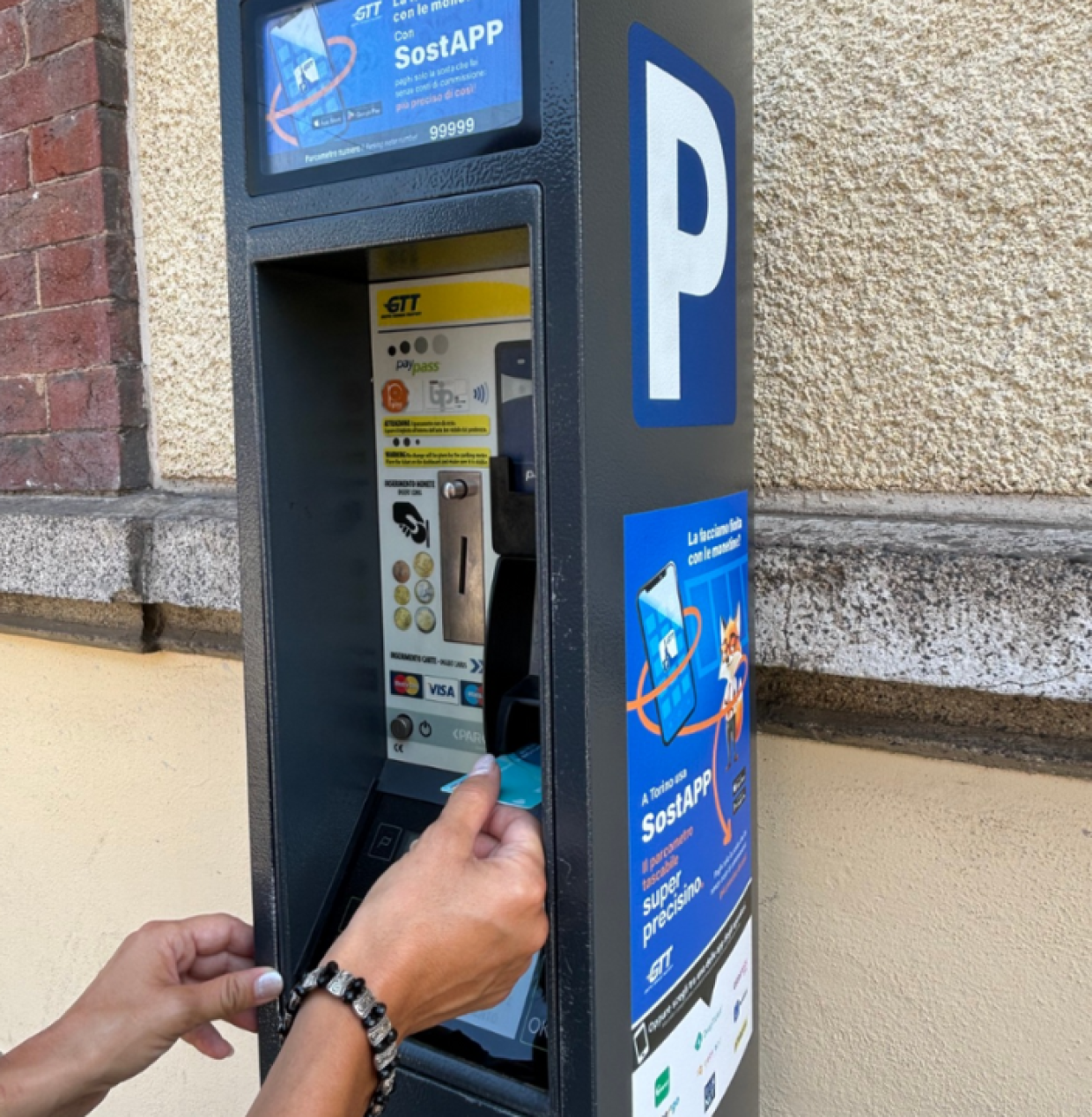 «Basta monetine, usate i pagamenti digitali»: il suggerimento ora arriva direttamente dai parcometri 