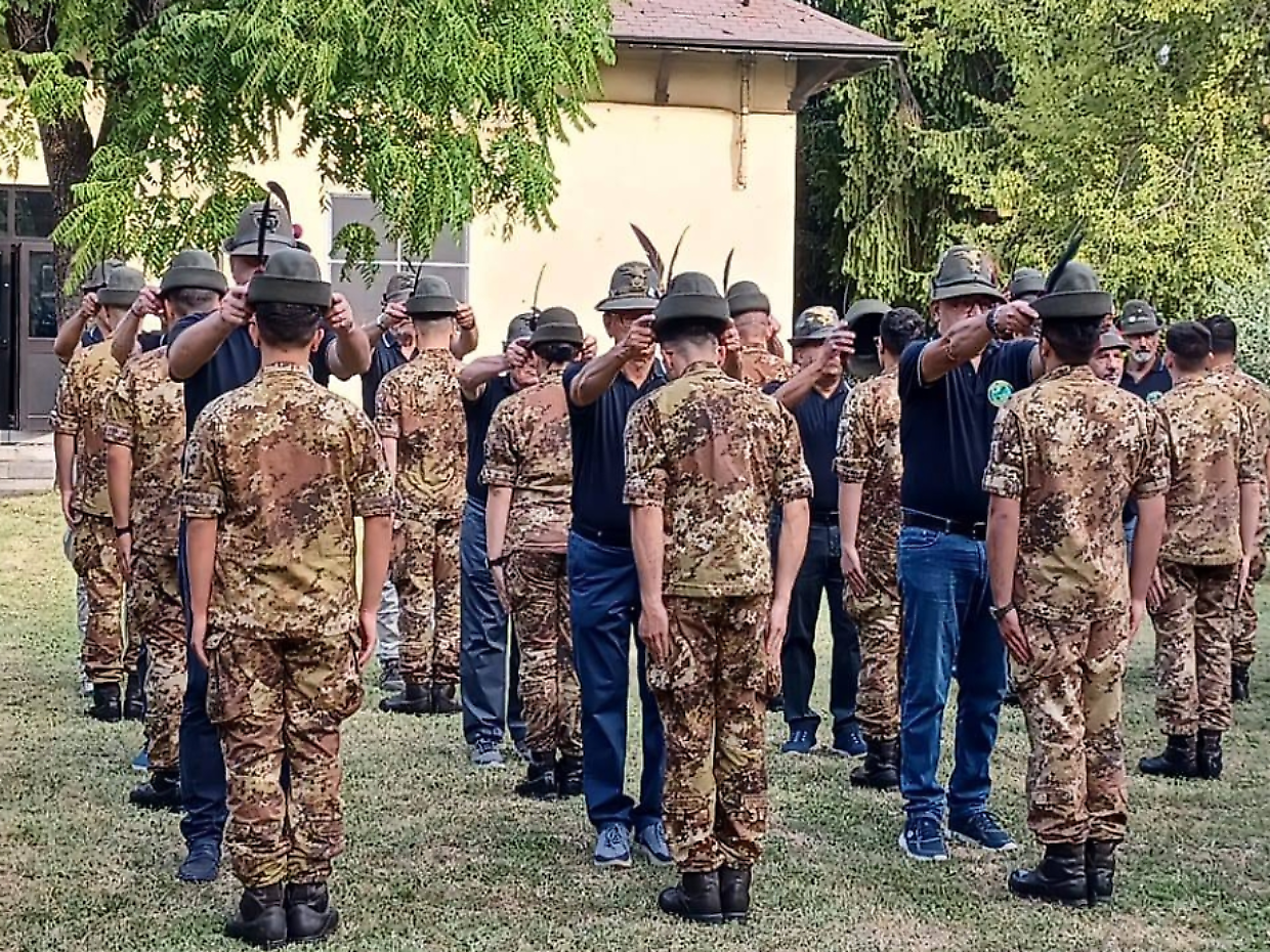 Da civili ad alpini: a Rivoli i giovani volontari ricevono il cappello da alpino