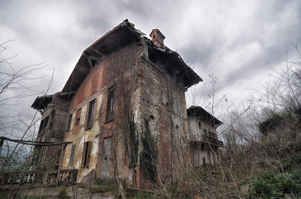 La maestosa villa abbandonata in collina, un viaggio tra storia e mistero all'interno della Villa delle Fornaci