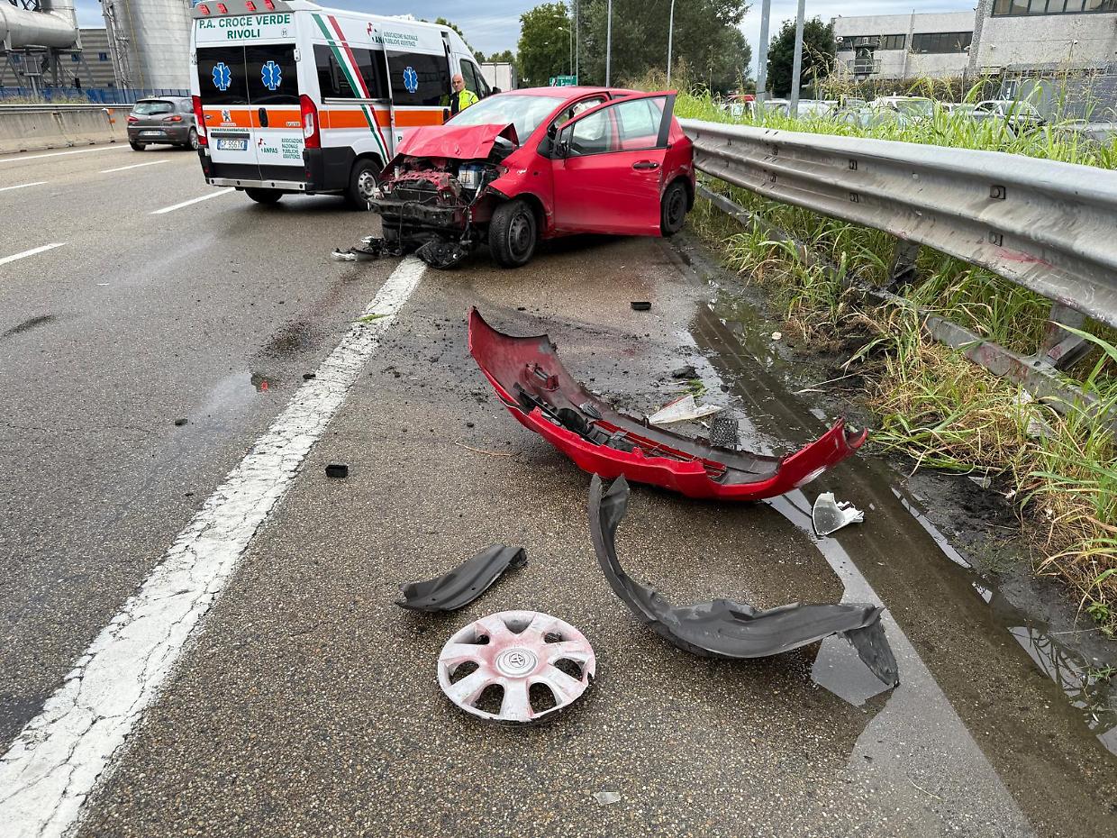 Incidente sulla tangenziale tra Torino e Collegno: traffico in tilt per un'auto contro il guardrail