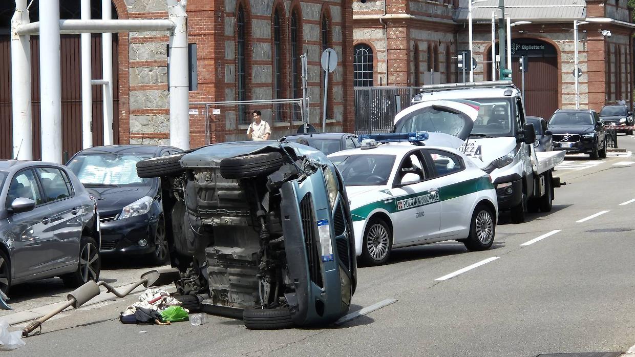 L'auto ribaltata in corso Castelfidardo