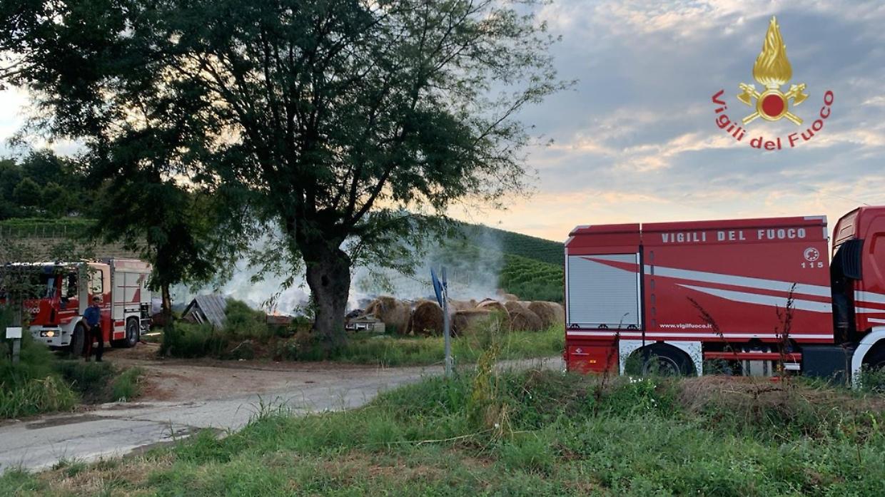 Incendio a Castagnole delle Lanze: rotoballe bruciano per tutta la notte