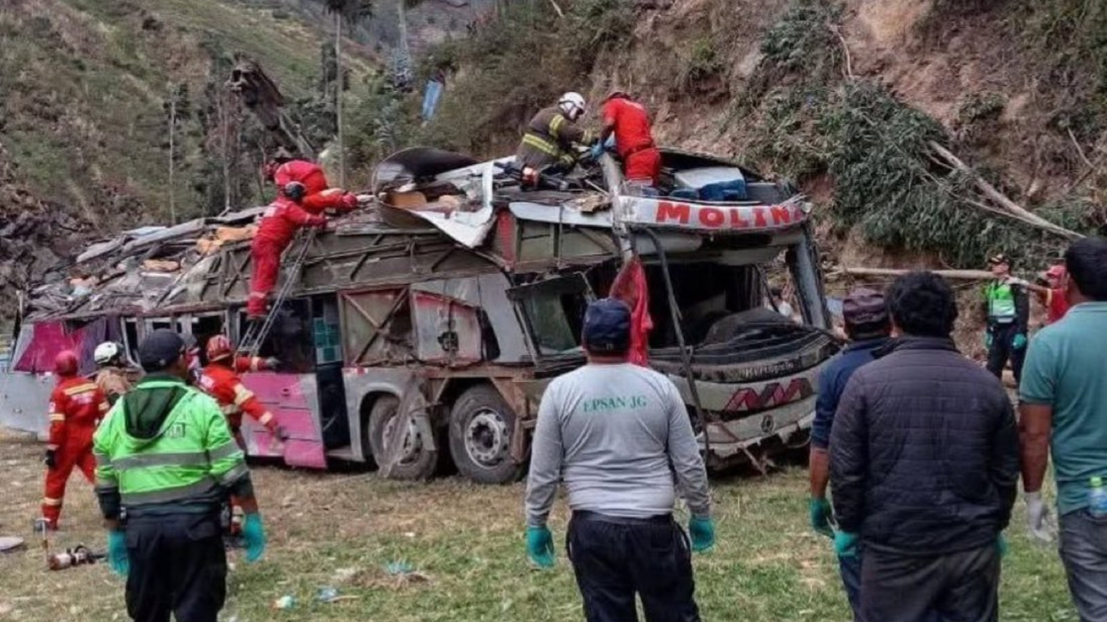 Perù, autobus si schianta in un burrone: 18 le vittime tra cui due bambini