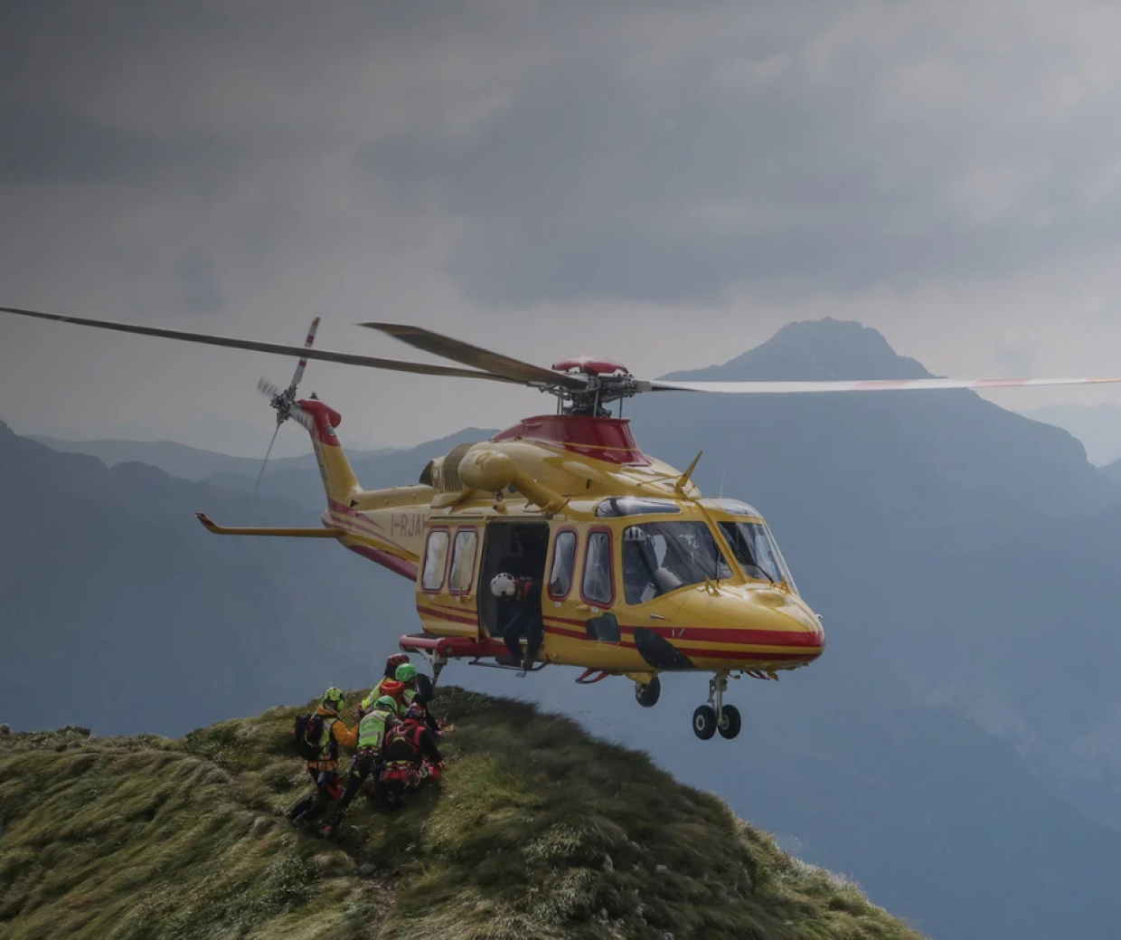 Tragico incidente tra Biella e Valle D'Aosta: escursionista tedesca precipita per 100 metri