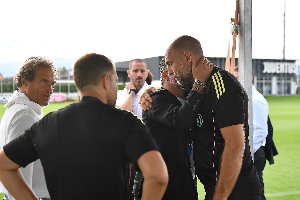 Juve, che rimpatriata tra amici alla Continassa! Intanto esplode un altro caso dopo quello di Douglas Luiz...