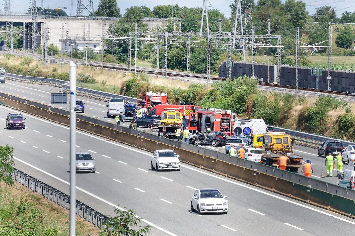 Un'auto contromano sull'autostrada Torino-Milano: lo scontro ha causato quattro morti