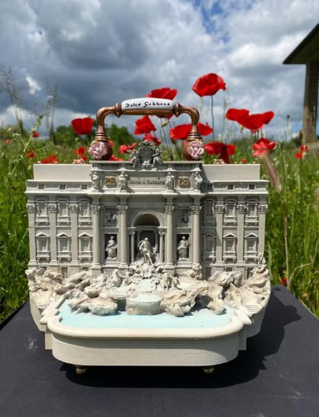 La Fontana di Trevi in una borsa: la creazione firmata Dolce&Gabbana che divide il pubblico