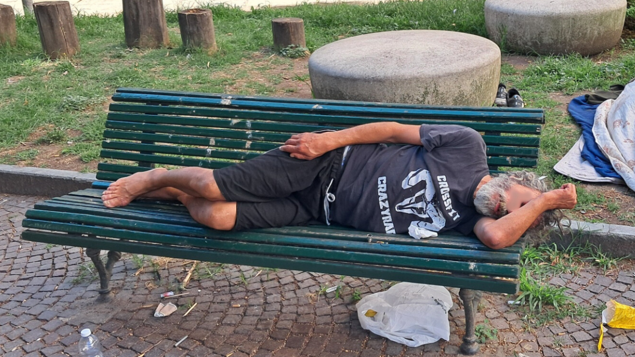 Un accampamento di senzatetto in piena San Salvario. L'appello del quartiere: «Salvateci dal degrado»