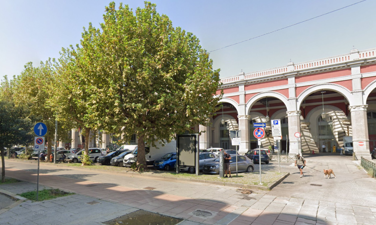 Parcheggiatore abusivo aggredisce un'automobilista  e i carabinieri