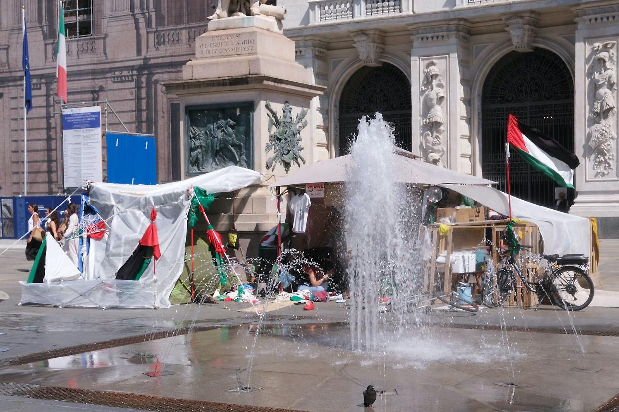 "Piazza Palestina": l'accampamento abusivo nel silenzio delle istituzioni