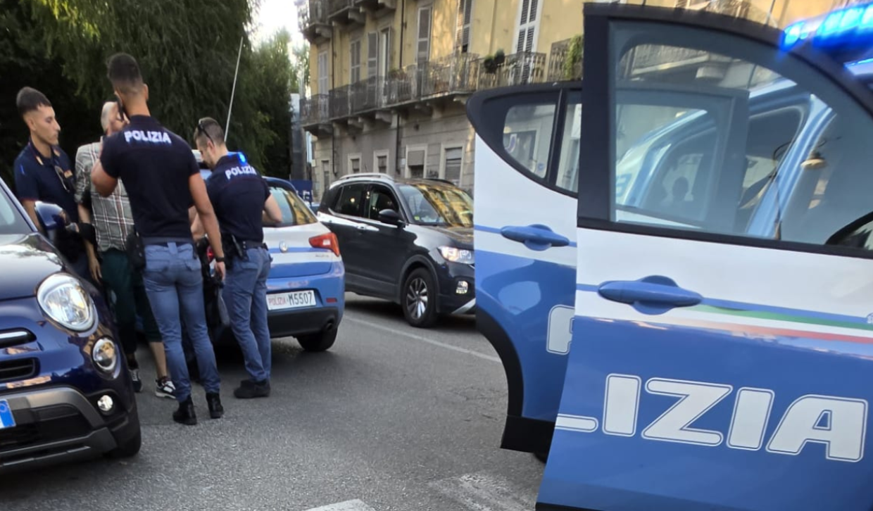 Il malvivente è stato fermato dopo un breve inseguimento tra le vie del centro di Torino
