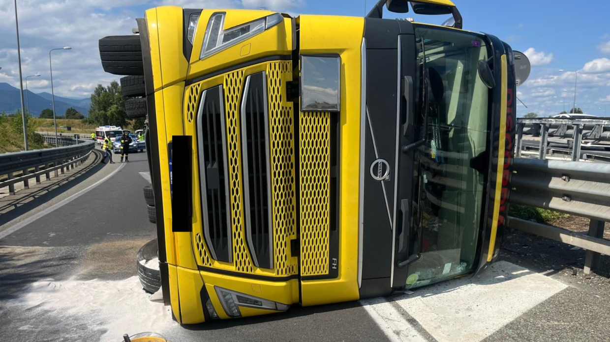 Incidente in tangenziale, tir si ribalta al casello di Bruere: un ferito in ospedale