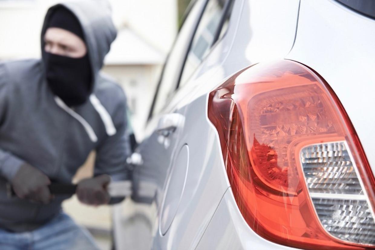 Panico a Mirafiori, uomo tenta di aprire le auto in corsa: "Fate attenzione, l'uomo semina il panico in rotonda"