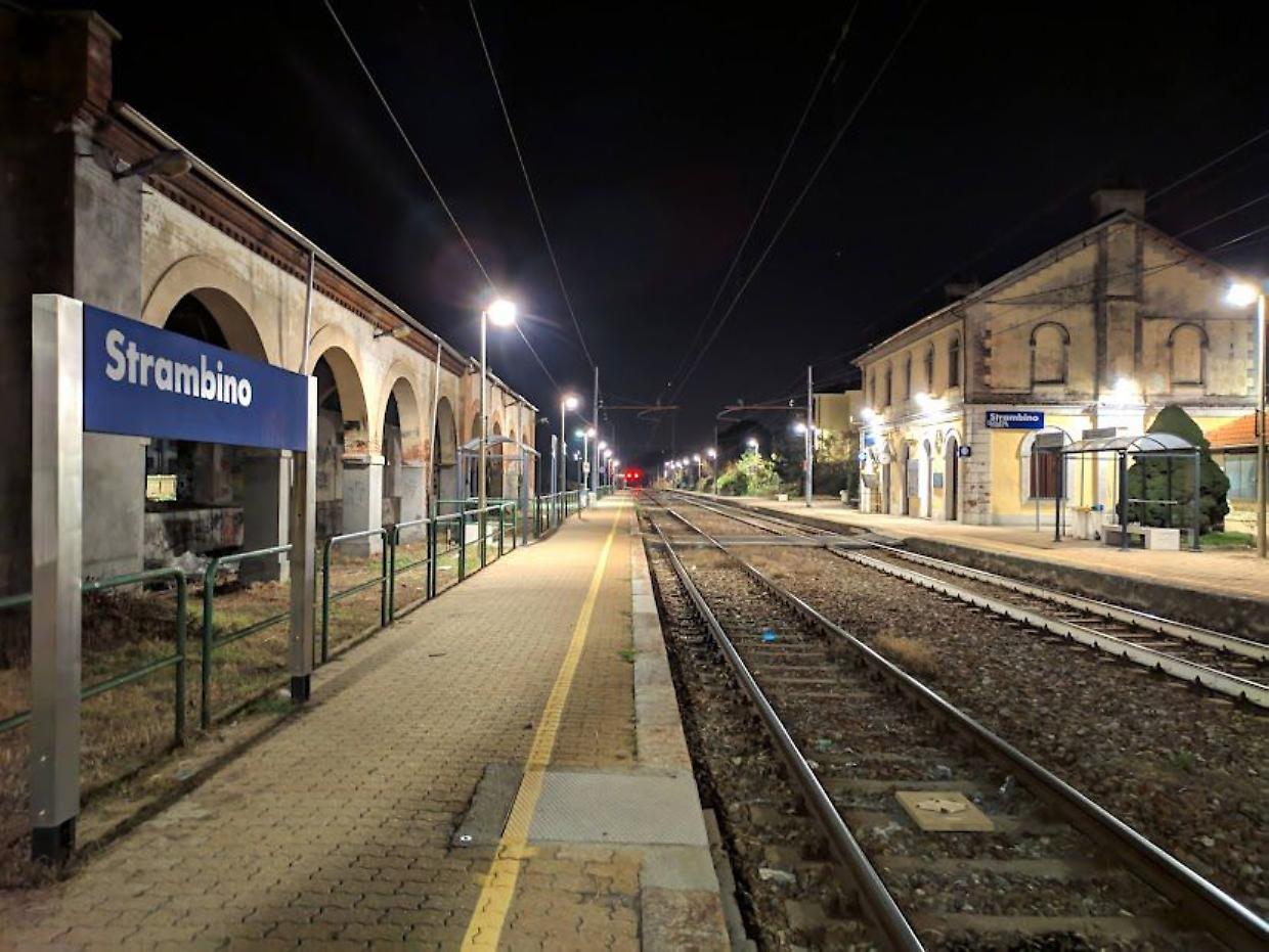 Strambino, l'uomo trovato morto sui binari è stato investito da due treni. E resta senza un nome
