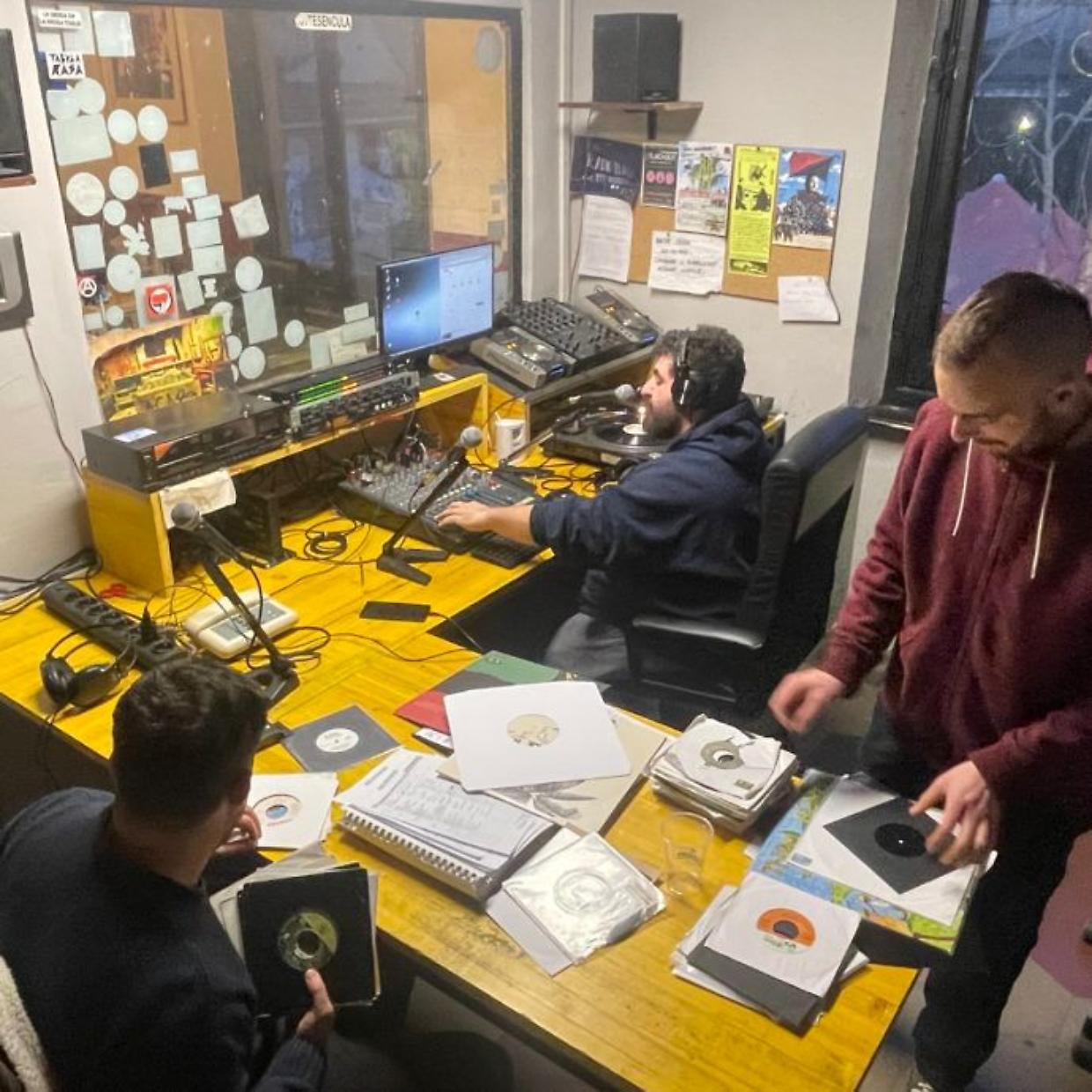 La radio torinese degli anarchici e degli eversivi trasmette in fm dagli spazi comunali