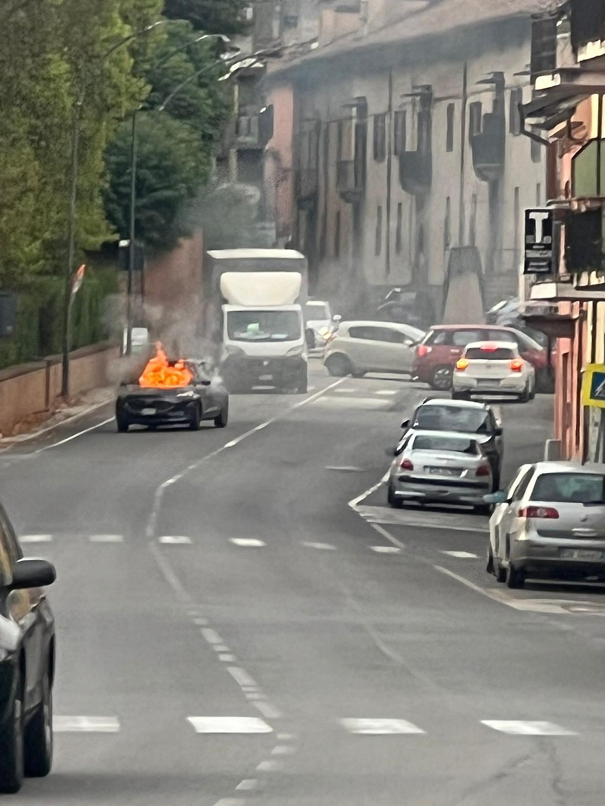 Poirino, l'auto prende fuoco ma il conducente riesce a salvarsi per un pelo: attimi di spavento, ma nessun ferito