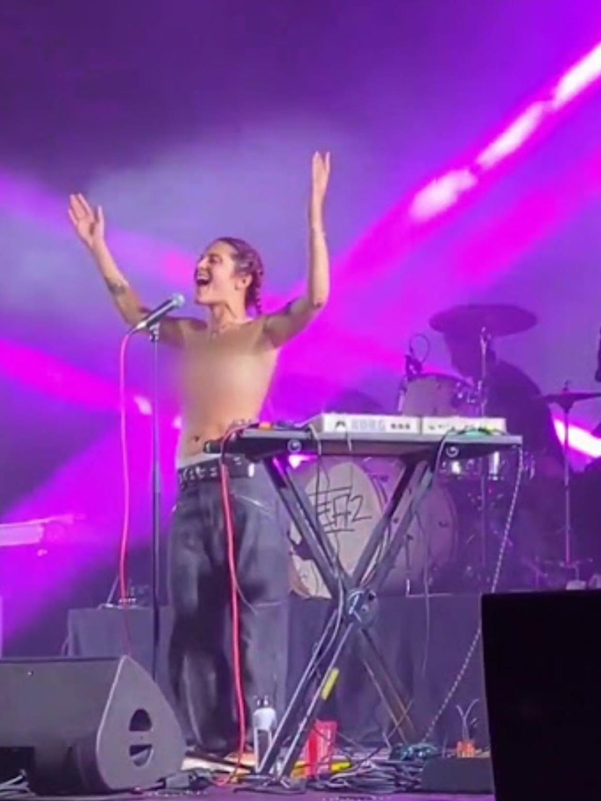 Francia, la cantante Rebecca Baby si esibisce in topless dopo un’aggressione