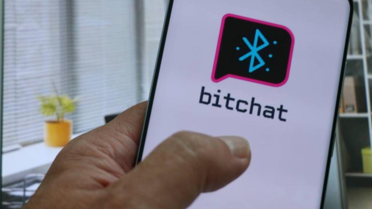 Messaggiare senza connessione? Ora si può con Bitchat, l’app che sfida WhatsApp