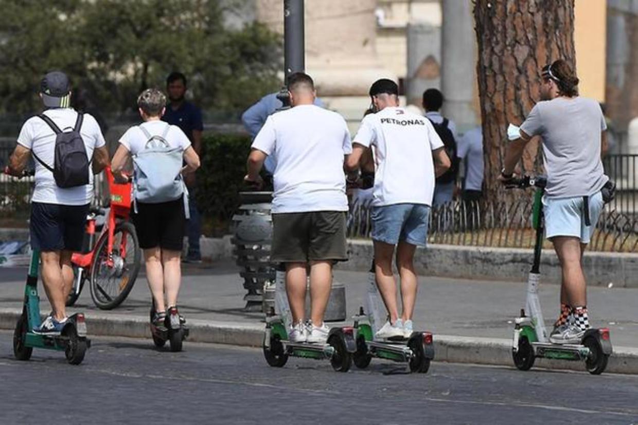 Leinì i fenomeni dei monopattini elettrici hanno sotto i 15 anni, le lamentele da parte dei cittadini