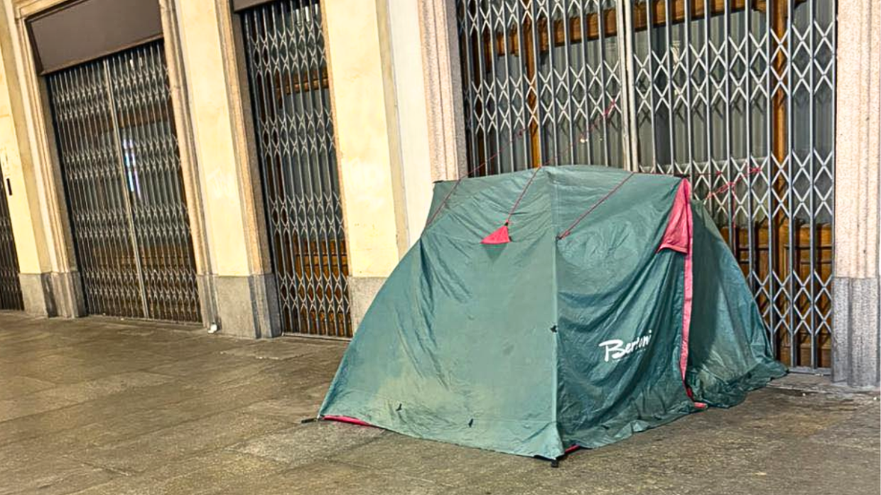 Spunta una tenda davanti al bar storico abbandonato: il triste declino di piazza San Carlo a Torino