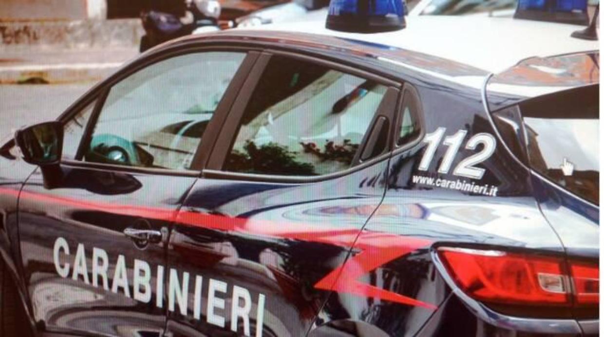 Dal balcone di casa punta la pistola ai ragazzi con disabilità che stanno giocando in cortile