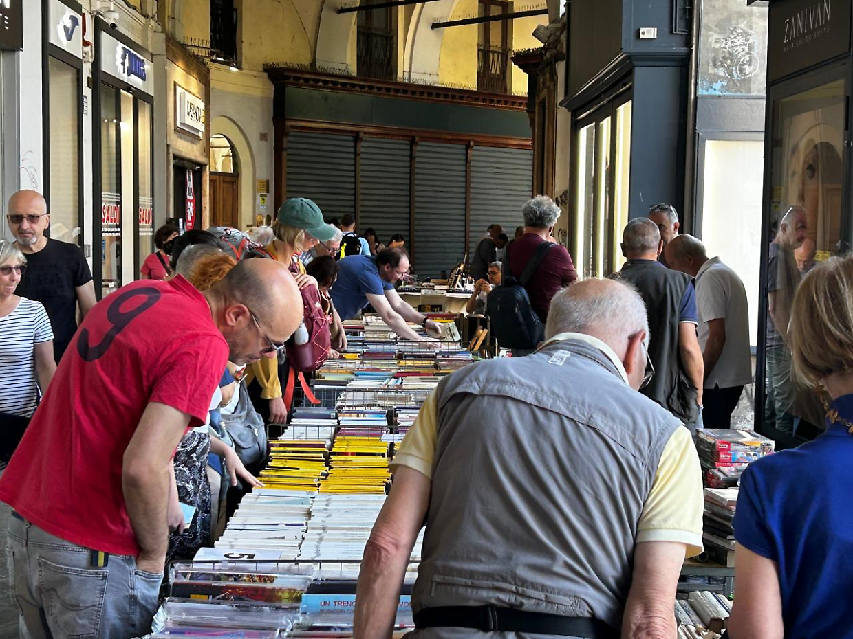 Che succede in piazza Carlo Felice? E' agosto ma sembra dicembre