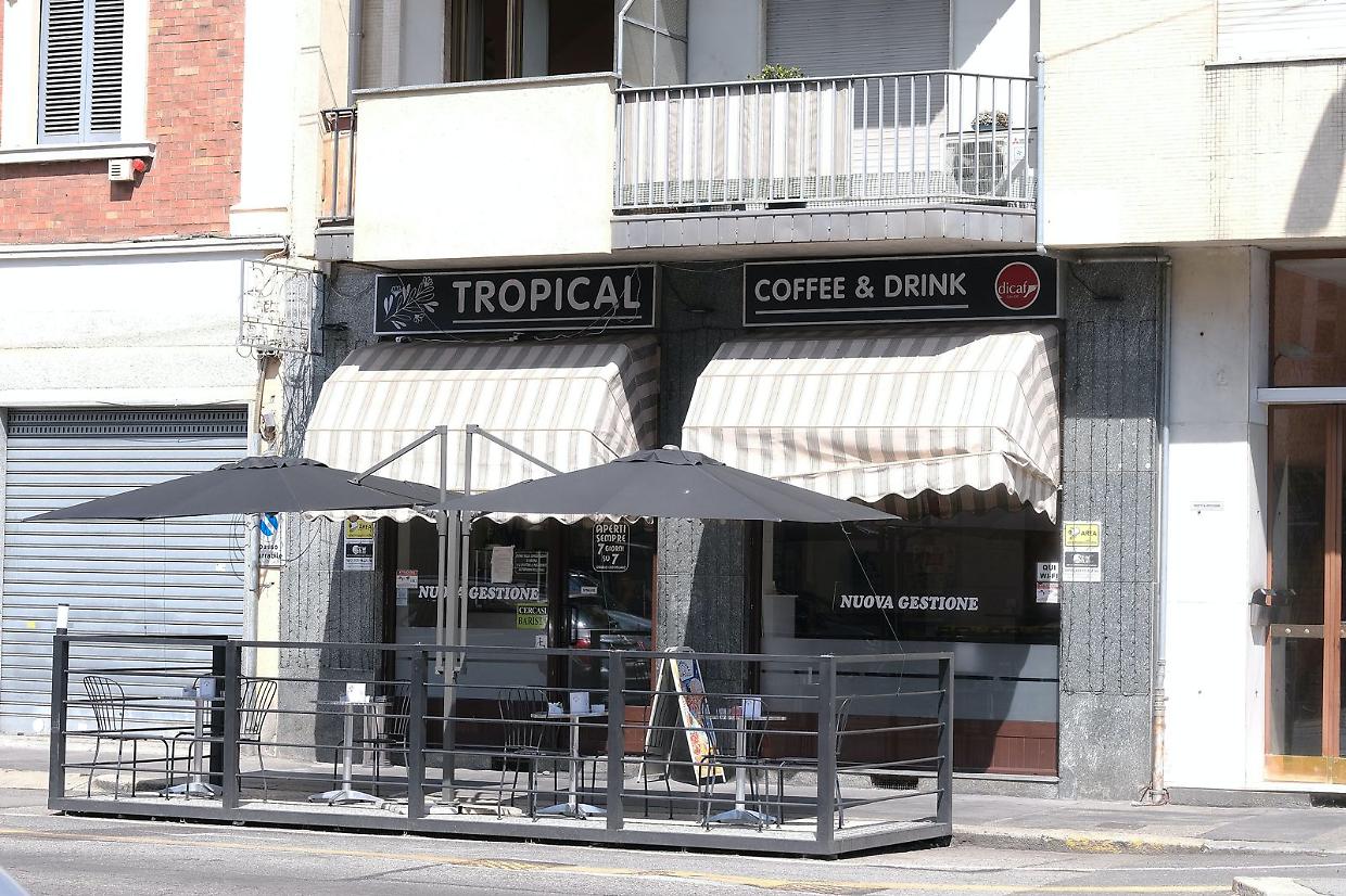 Bottiglie, urla e sangue al Tropical bar Aggrediti anche i poliziotti: uno è ferito