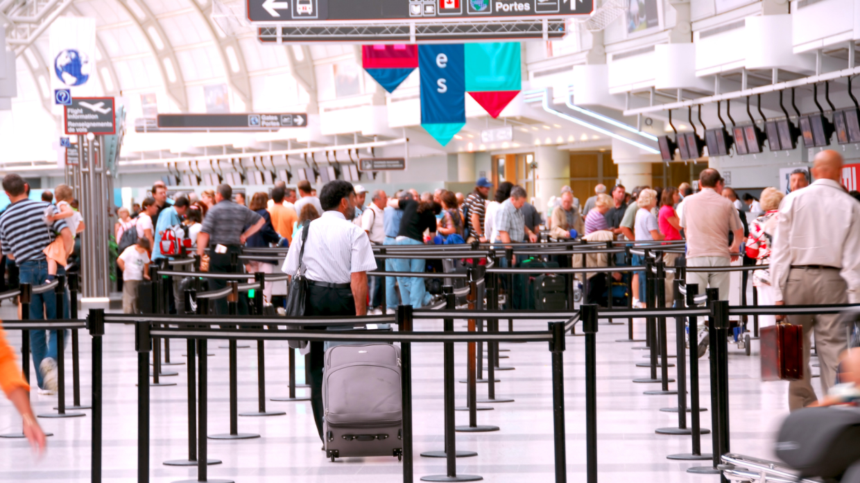 Il passaporto del figlio scade, i genitori lo lasciano in aeroporto