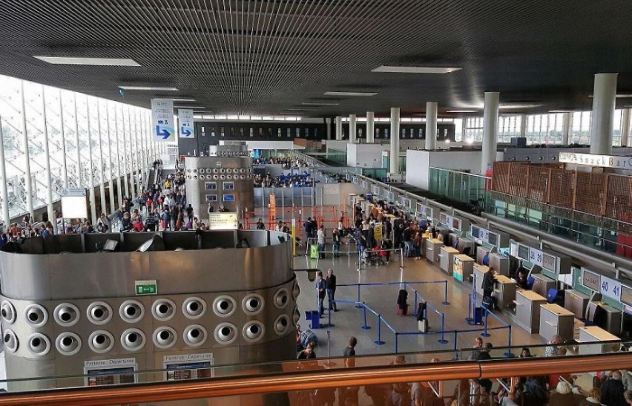 Ogni aeroporto sembra avere regole diverse: il caos dei liquidi a bordo dell'aereo