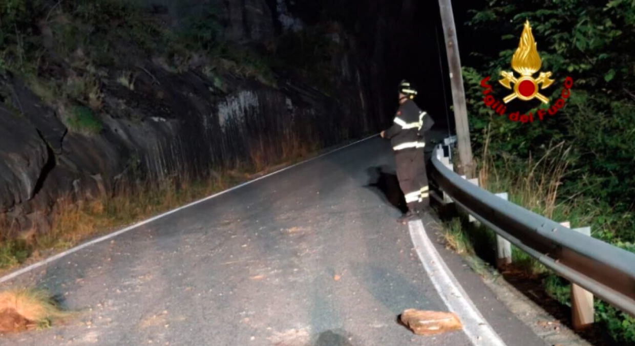 Frana notturna a Crodo, detriti sulla Statale 659 della Val Formazza